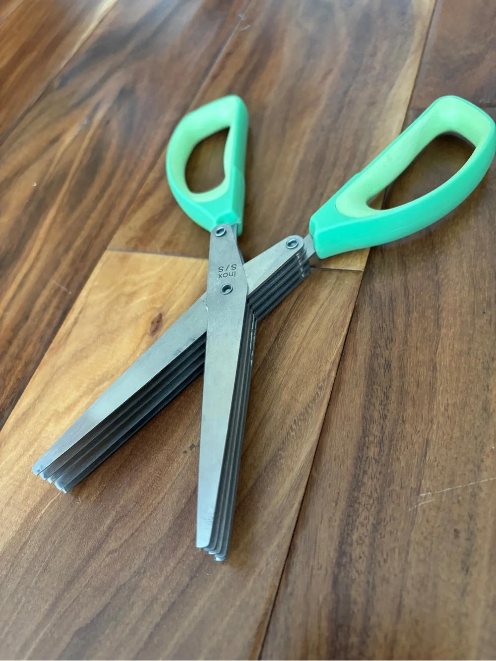 Mastrad Green Multi-Blade Herb Scissors, like new